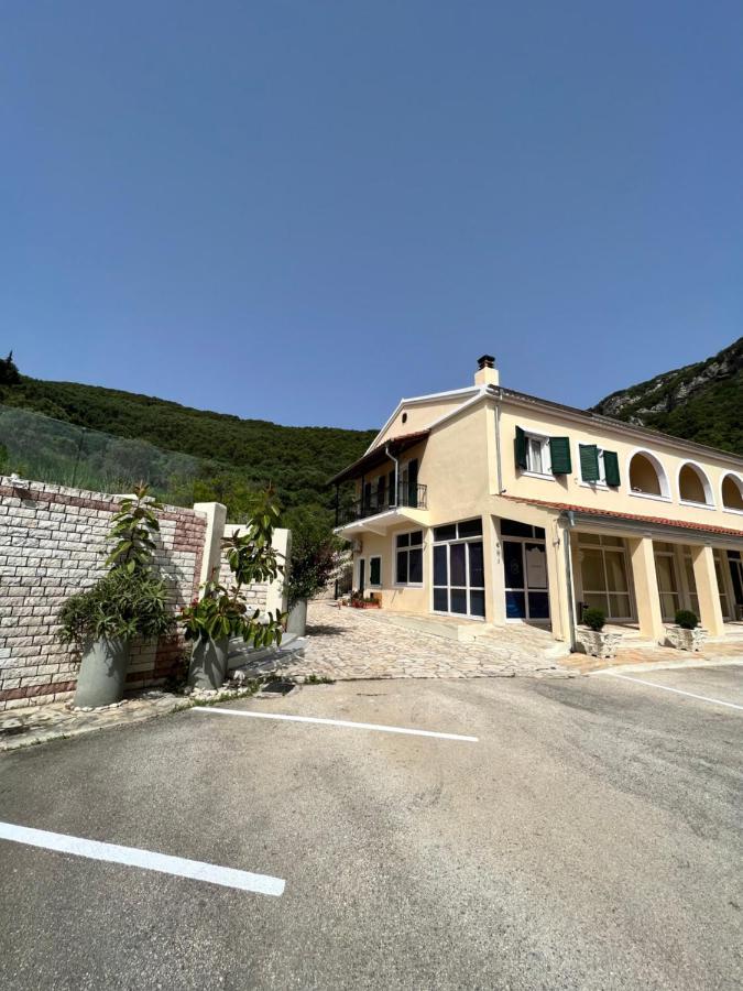 Lithino Apartments - 5Min From The Beach Agios Ioannis Peristeron  Bagian luar foto