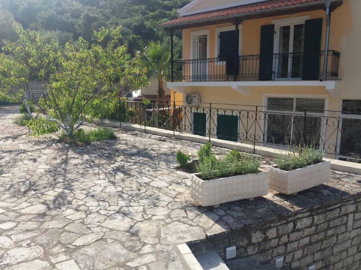 Lithino Apartments - 5Min From The Beach Agios Ioannis Peristeron  Bagian luar foto
