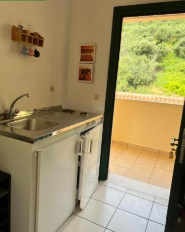 Lithino Apartments - 5Min From The Beach Agios Ioannis Peristeron  Bagian luar foto
